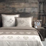 Lenjerie Modane pat dublu, 3 piese, cearsaf pilota 240X220 cm, 2 fete de perna 63×63 cm, culoare natural, 100% bumbac OEKO TEX