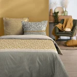 Lenjerie Magdala pat dublu King Size, 3 piese, cearsaf pilota 260X240 cm, 2 fete de perna 63×63 cm, culoare mustar, 100% bumbac OEKO TEX