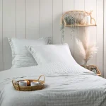 Cuvertură matlasată Cleo 260X240 cm, 2 fețe de pernă 65X65 cm, culoare Natural, 100% poliester