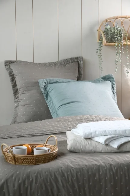 Cuvertură matlasată Cleo 260X240 cm, 2 fețe de pernă 65X65 cm, culoare Greige, 100% poliester - imagine 4