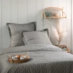 Cuvertură matlasată Cleo 260X240 cm, 2 fețe de pernă 65X65 cm, culoare Greige, 100% poliester