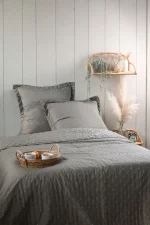 Cuvertură matlasată Cleo 260X240 cm, 2 fețe de pernă 65X65 cm, culoare Greige, 100% poliester