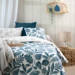 Lenjerie Calliope pat dublu King Size, 3 piese, cearsaf pilota 260X240 cm, 2 fete de perna 63×63 cm, culoare verde petrol, 100% bumbac OEKO TEX